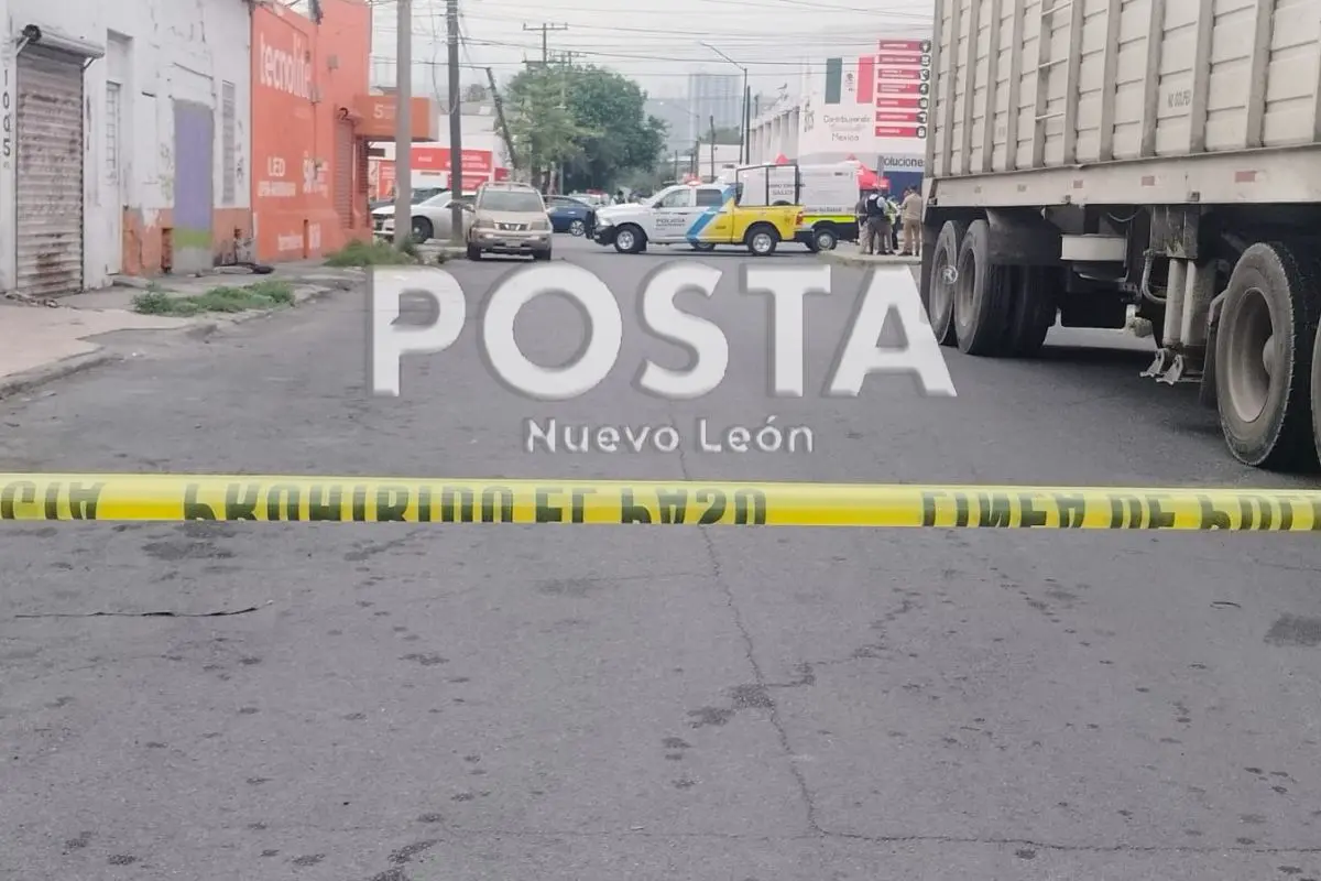 Autoridades investigan el hallazgo de un cuerpo sin vida y en estado de descomposición en el centro de Monterrey. Foto: Ray Elizalde