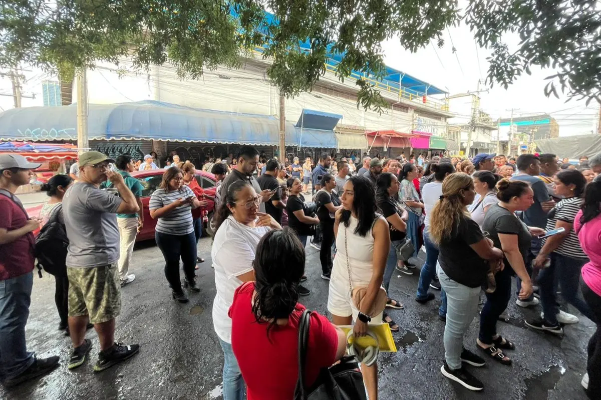 Jóvenes acuden a presentar su examen de admisión en preparatorias de la UANL. Foto: Vianca Treviño