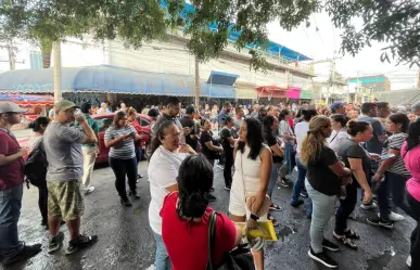 Jóvenes acuden a presentar su examen de admisión en preparatorias de la UANL