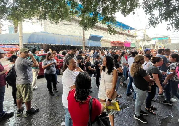 Jóvenes acuden a presentar su examen de admisión en preparatorias de la UANL