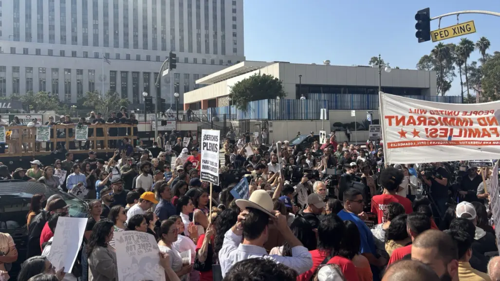 VIDEO l Mexicanos se enfrentan a ICE en California tras redadas en Los Ángeles