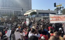 VIDEO l Mexicanos se enfrentan a ICE en California tras redadas en Los Ángeles