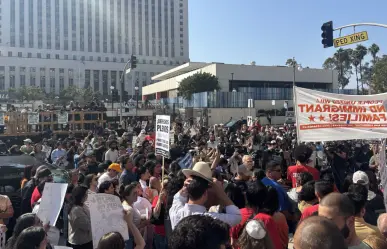 VIDEO l Mexicanos se enfrentan a ICE en California tras redadas en Los Ángeles
