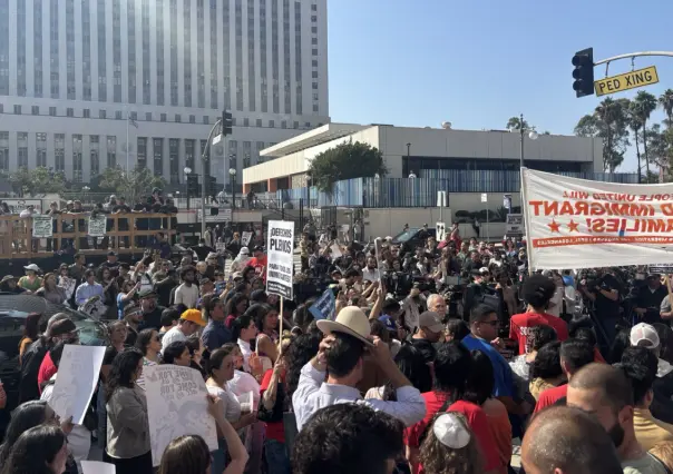 VIDEO l Mexicanos se enfrentan a ICE en California tras redadas en Los Ángeles