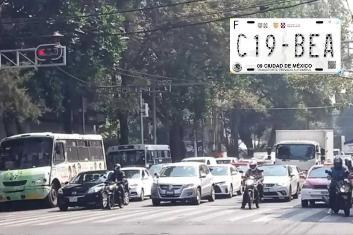 Autos circulando en calles de CDMX, placa de CDMX.   Foto: X (@OVIALCDMX) | Gobierno de CDMX | Canva