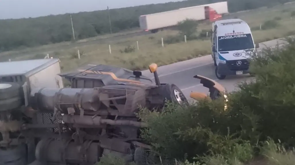 Volcadura provoca cierre vial en la autopista Laredo – Monterrey