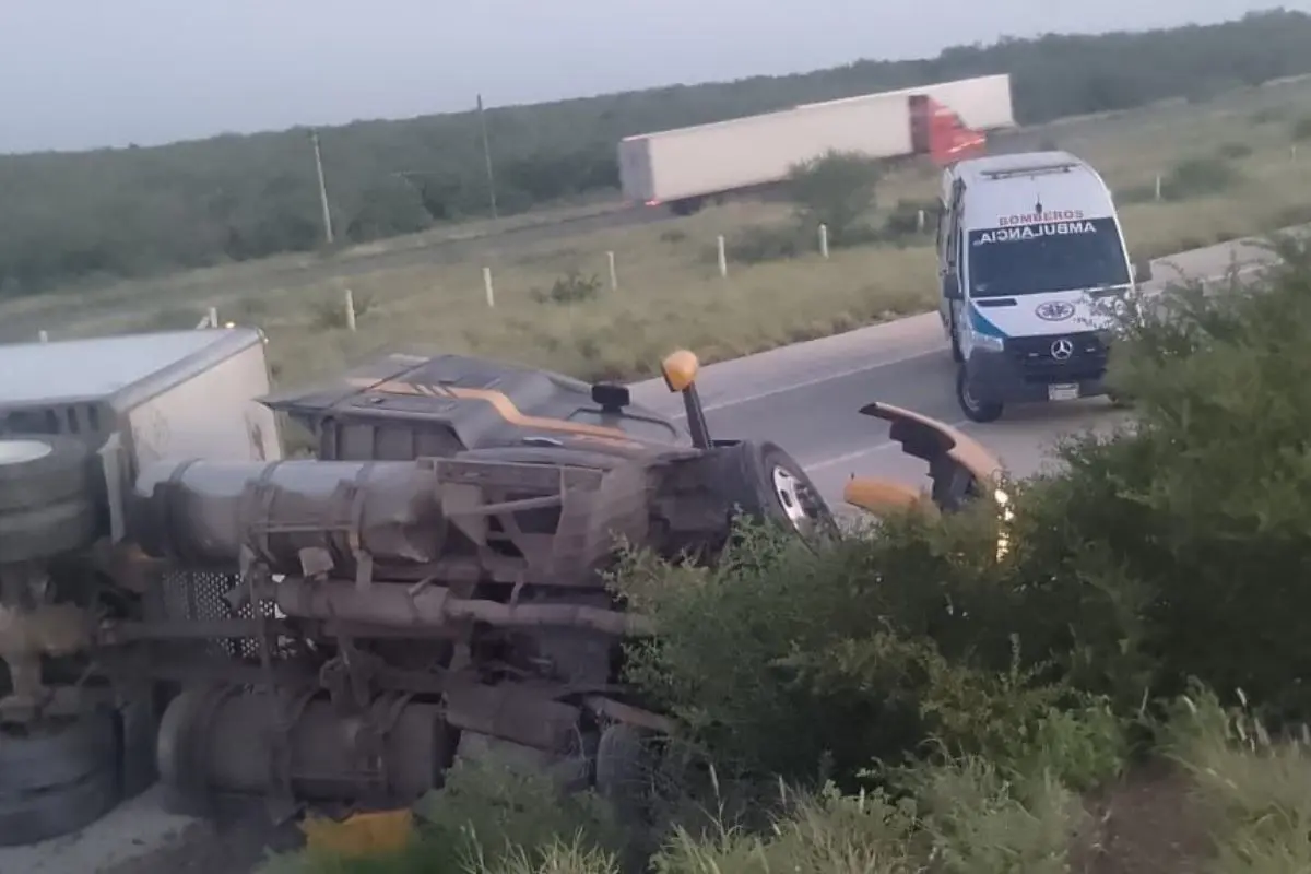 El accidente ocurrió la mañana de este sábado, a la altura del kilómetro 182, cerca de las capillas de San Judas Tadeo, en el municipio de Nuevo Laredo. Foto: Protección Civil de Nuevo León