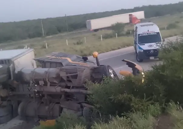 Volcadura provoca cierre vial en la autopista Laredo – Monterrey