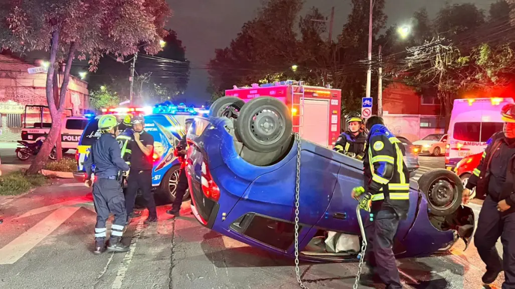 Volcadura en Azcapotzalco provoca pérdida total de vehículo