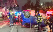 Volcadura en Azcapotzalco provoca pérdida total de vehículo