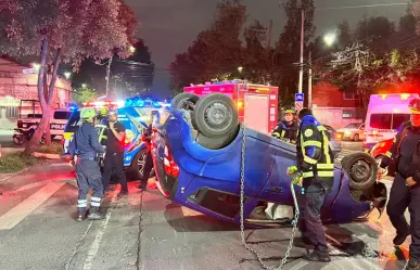 Volcadura en Azcapotzalco provoca pérdida total de vehículo