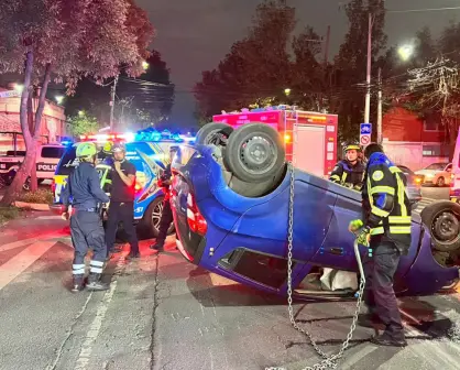 Volcadura en Azcapotzalco provoca pérdida total de vehículo
