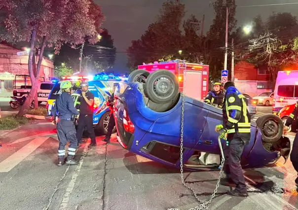 Volcadura en Azcapotzalco provoca pérdida total de vehículo