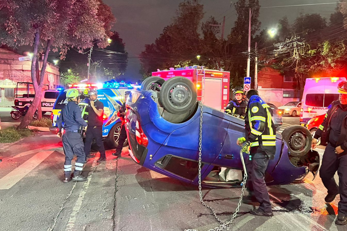 Volcadura en Azcapotzalco provoca pérdida total de vehículo