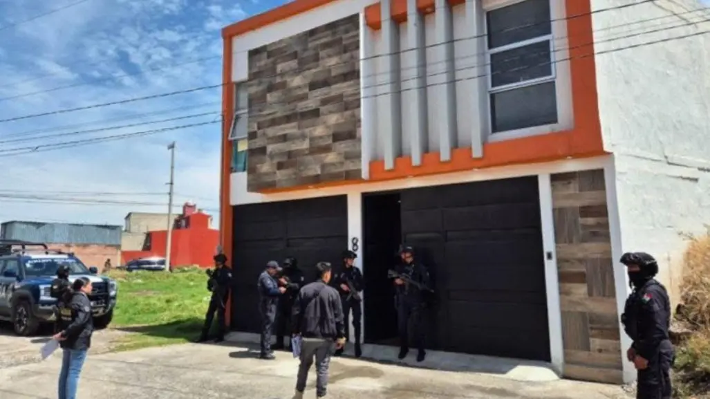 Detienen a pareja con vehículos robados y presunta droga en Edomex