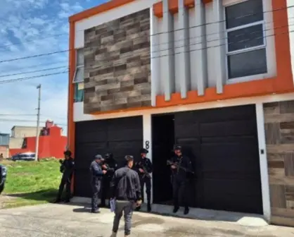 Detienen a pareja con vehículos robados y presunta droga en Edomex