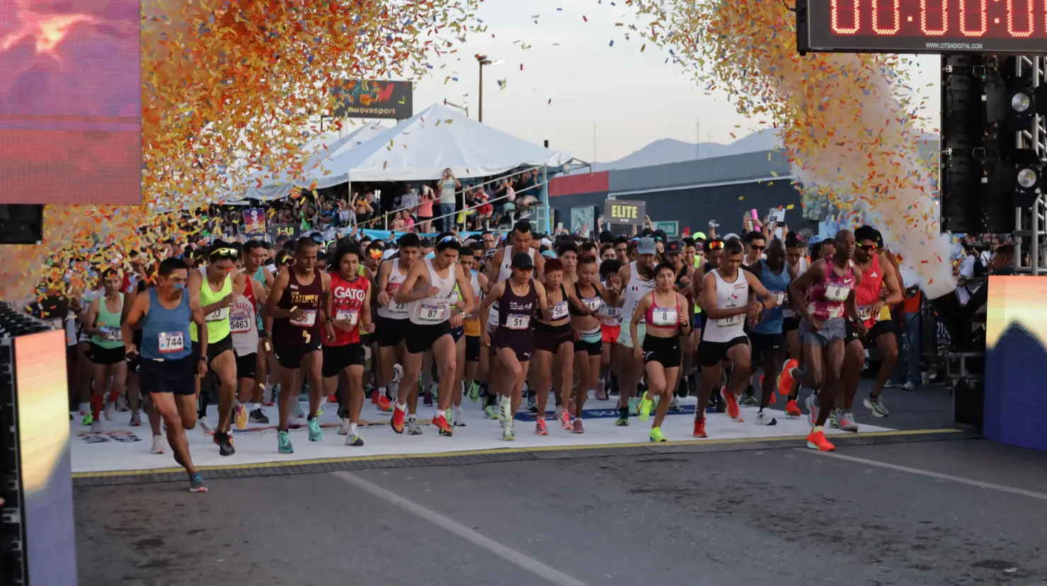 Cientos de corredores y familias participaron en el 21K de Coahuila. Foto: Edgar Romero
