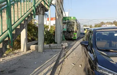 Camión de ruta 85 choca contra muro en Guadalupe y deja varios lesionados
