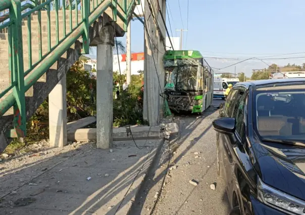 Camión de ruta 85 choca contra muro en Guadalupe y deja varios lesionados