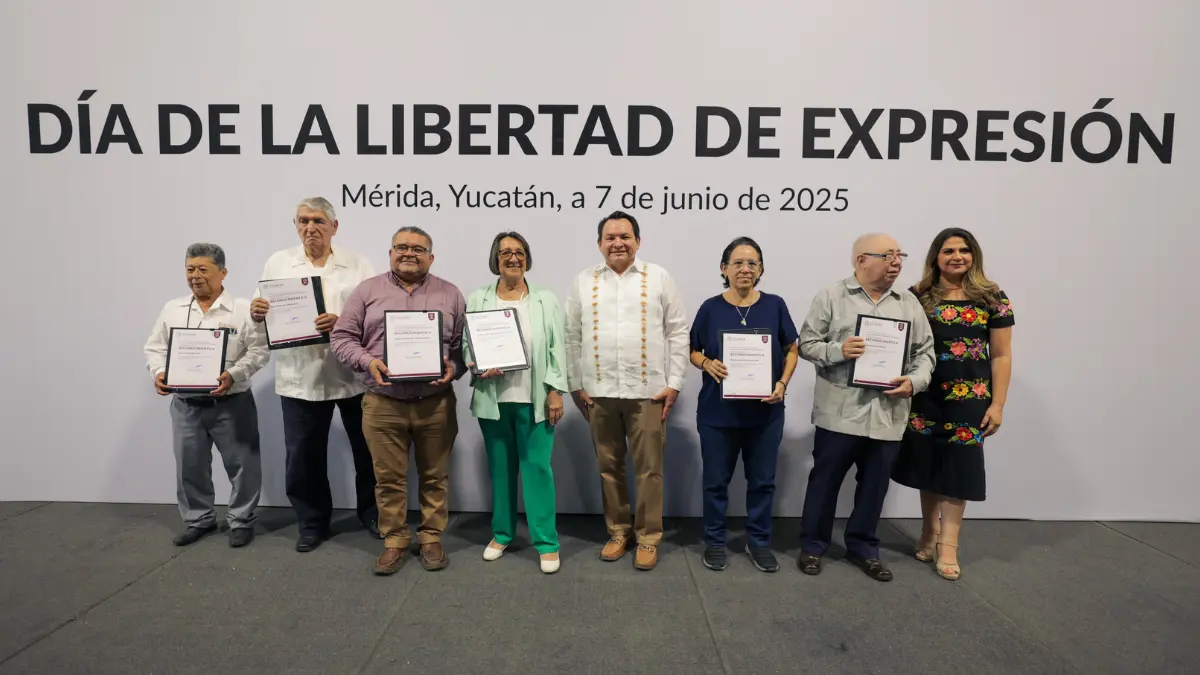 El gobernador Joaquín Díaz Mena reconoció el trabajo de los periodistas yucatecos Foto: Cortesía