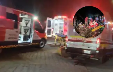 Vuelca camión con 21 personas abordo en Santiago , Nuevo León ; se dirigían a Matacanes