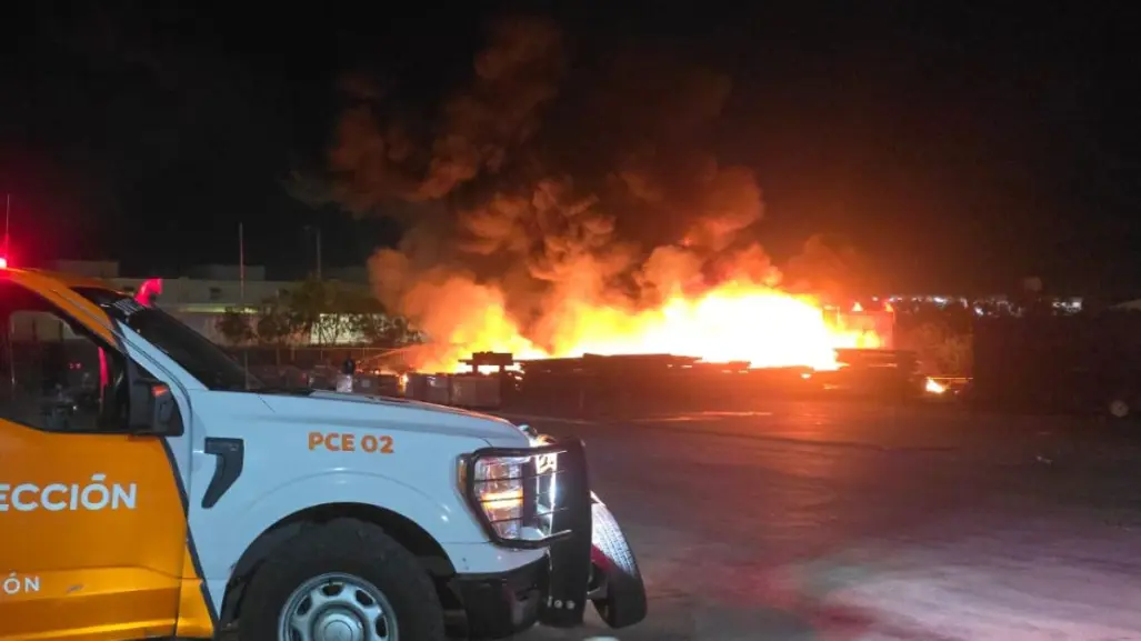 Incendio consume fábrica industrial en Salinas Victoria