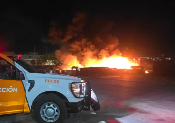 Incendio consume fábrica industrial en Salinas Victoria