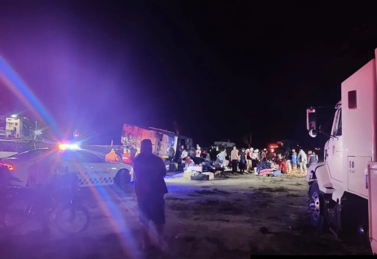 Volcadura de autobús en Matehuala deja 2 muertos y 17 heridos. Foto: X (@SintesisSLP)