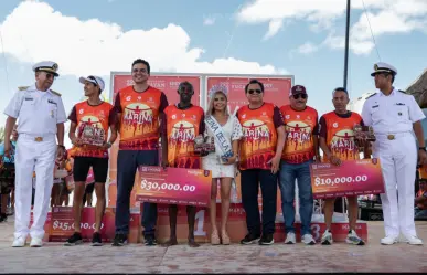 Joaquín Díaz Mena premia a los ganadores del Maratón de la Marina 2025