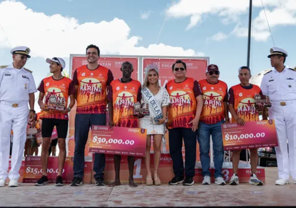 Joaquín Díaz Mena premia a los ganadores del Maratón de la Marina 2025