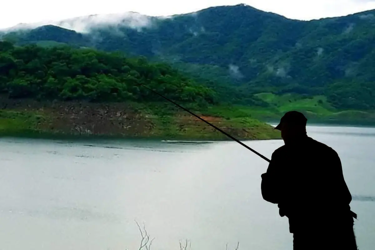 Esta presa se practica la pesca deportiva y también tiene vocación ecoturistica. Foto: Cabaña El Papachal Lodge.