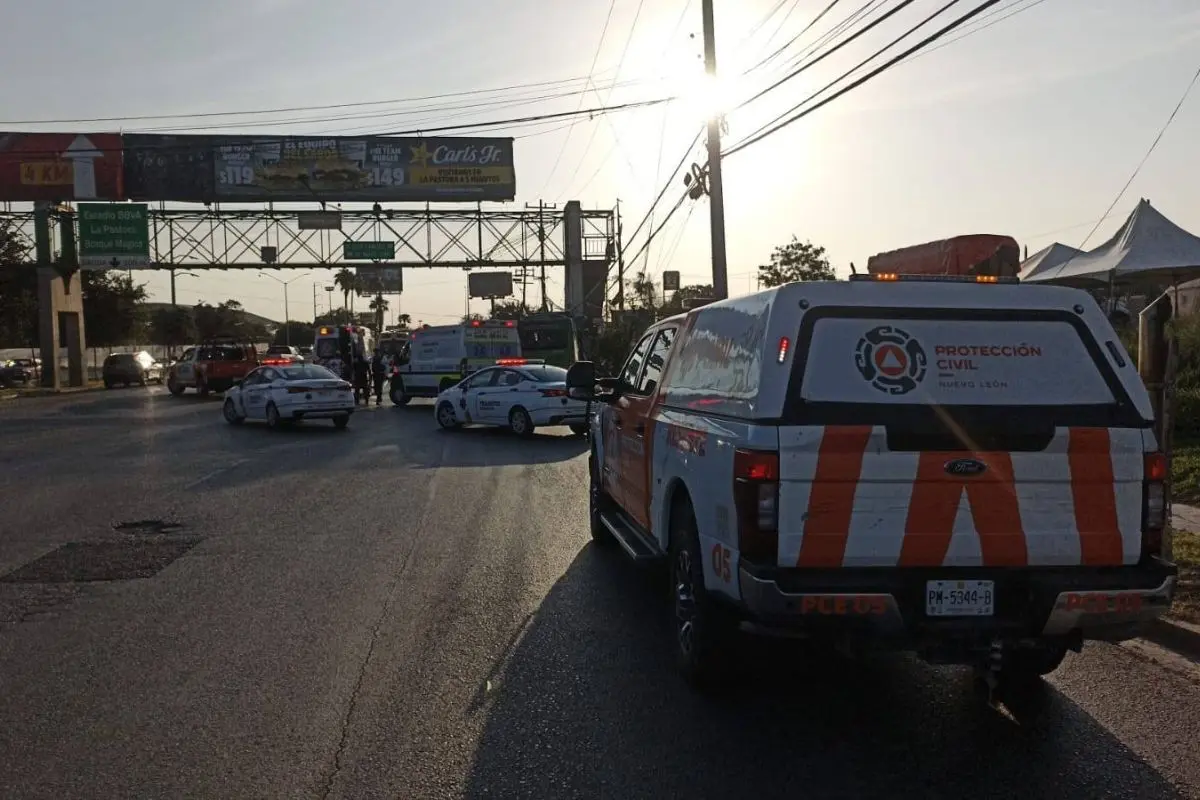 Diez personas fueron trasladadas a hospitales y tres se retiraron por sus propios medios. Foto: Protección Civil de Nuevo León