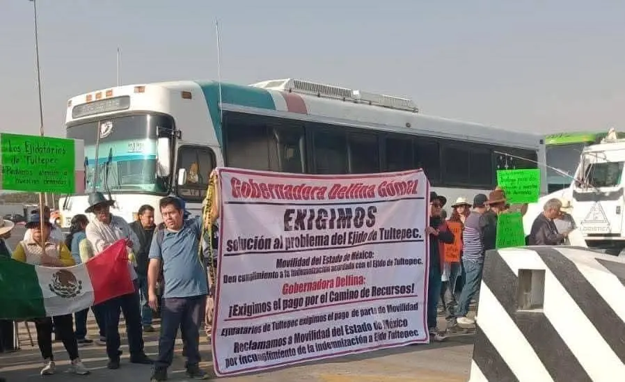 Protesta de ejidatarios en casetas del CEM paraliza la vialidad hacia Ecatepec. Imagen: Especial