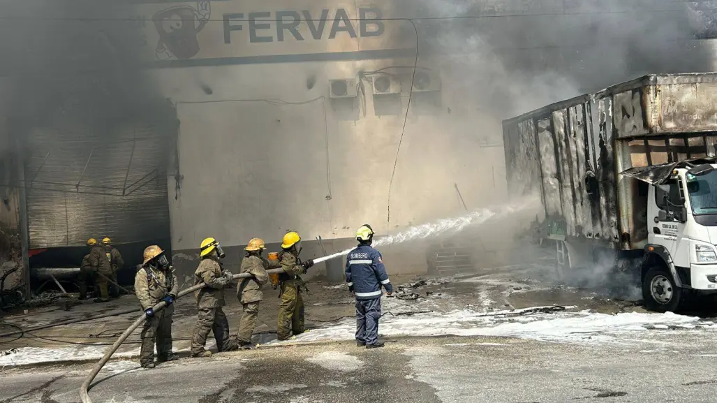 Protección Civil atiende incendio en Periférico de Mérida; alertan por humo tóxico