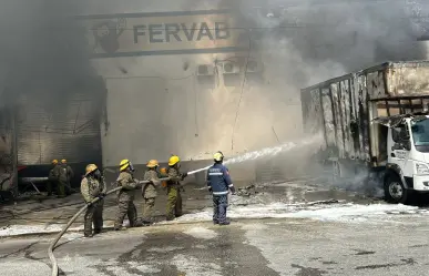Protección Civil atiende incendio en Periférico de Mérida; alertan por humo tóxico