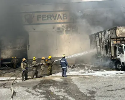 Protección Civil atiende incendio en Periférico de Mérida; alertan por humo tóxico