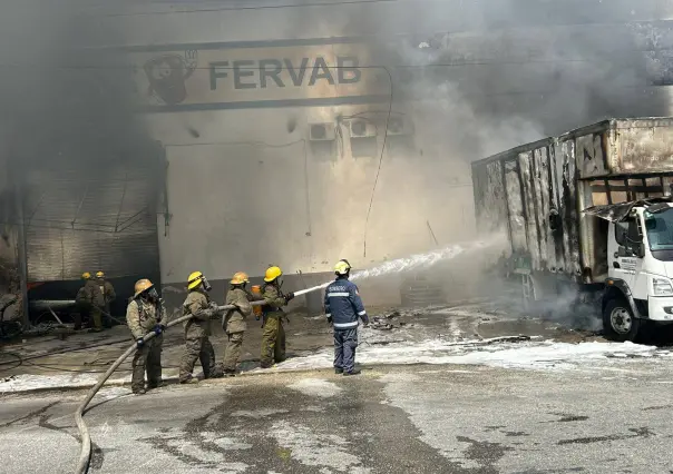 Protección Civil atiende incendio en Periférico de Mérida; alertan por humo tóxico