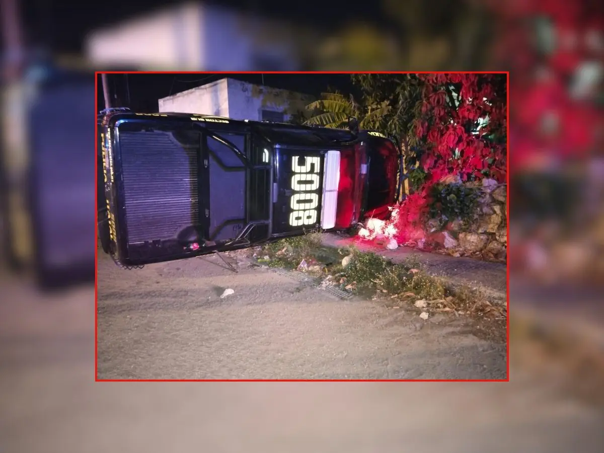 Dos elementos de la SSP que realizaban su labor de vigilancia al sur de Mérida protagonizaron un accidente la madrugada de este lunes que afortunadamente no tuvo graves consecuencias.- Fuente SSP