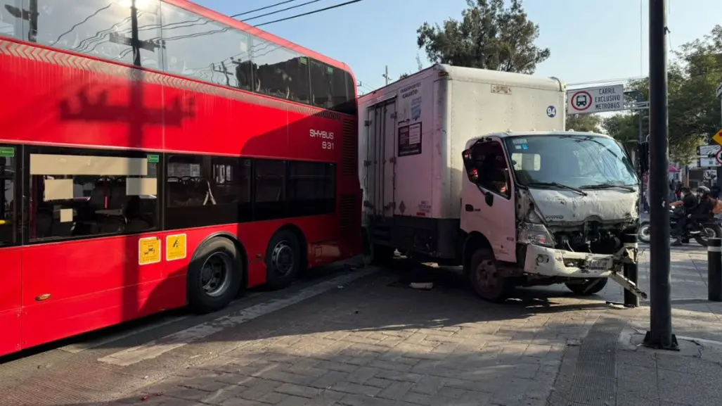 Por dar vuelta prohibida, camión choca con Metrobús CDMX; hay una pasajera herida
