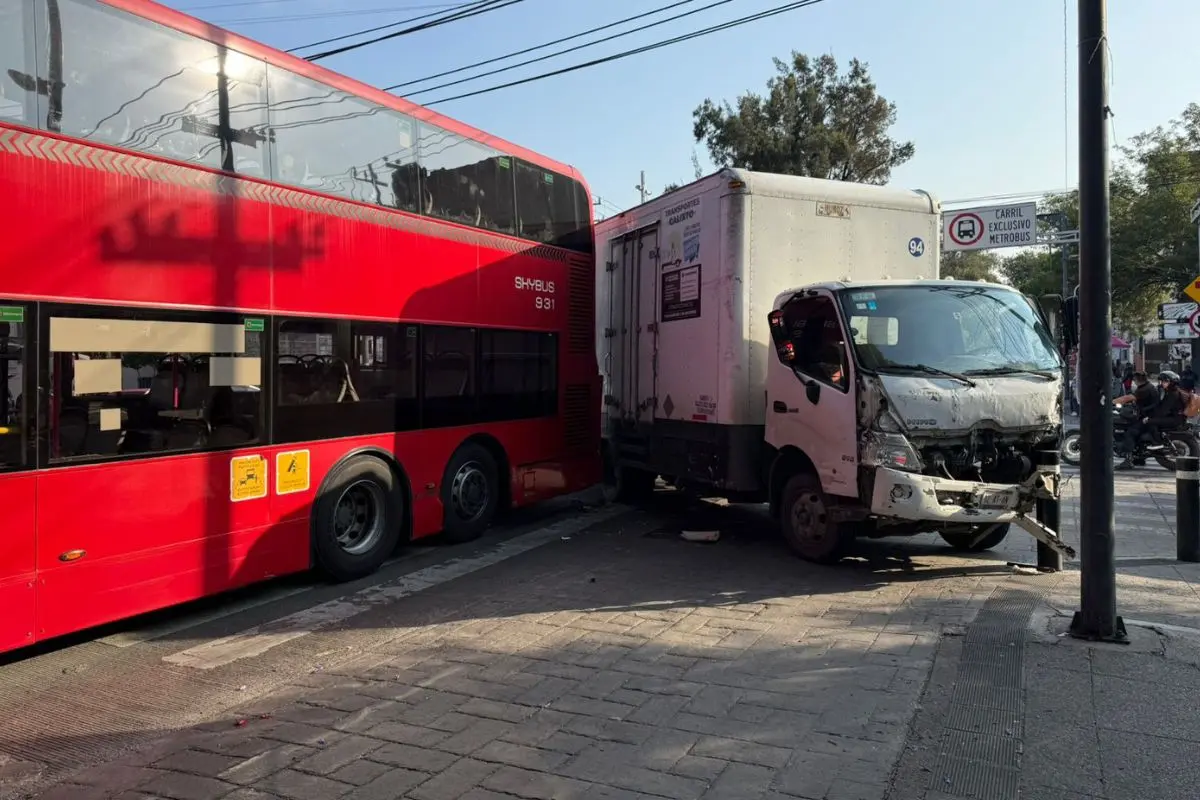 Camión de carga choca con unidad del Metrobús de la línea 7. Foto: Ramón Ramírez