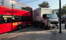 Por dar vuelta prohibida, camión choca con Metrobús CDMX; hay una pasajera herida
