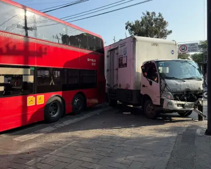 Por dar vuelta prohibida, camión choca con Metrobús CDMX; hay una pasajera herida