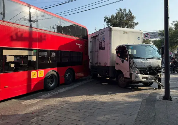 Por dar vuelta prohibida, camión choca con Metrobús CDMX; hay una pasajera herida