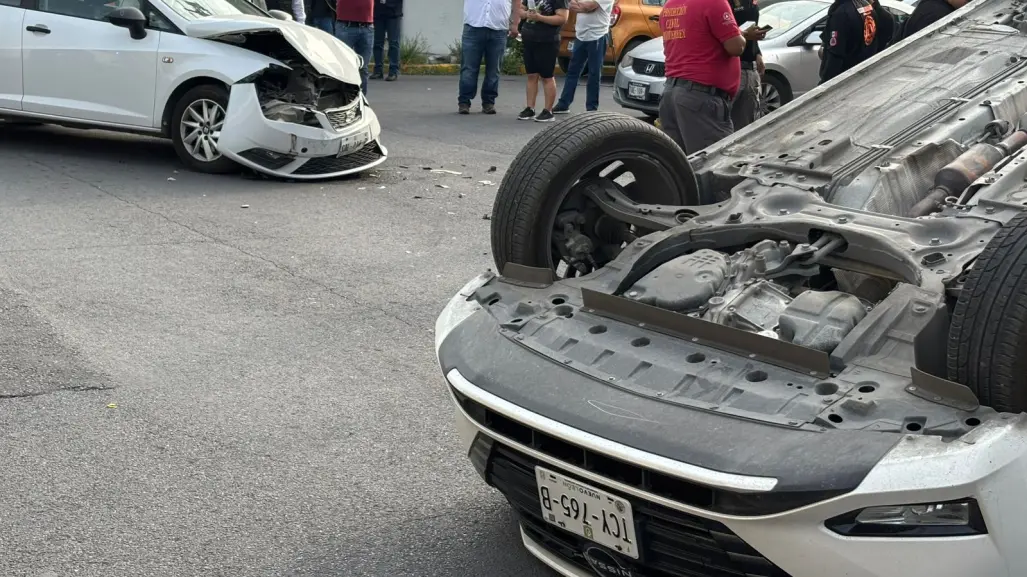 Choque y volcadura dejan una mujer herida en Monterrey