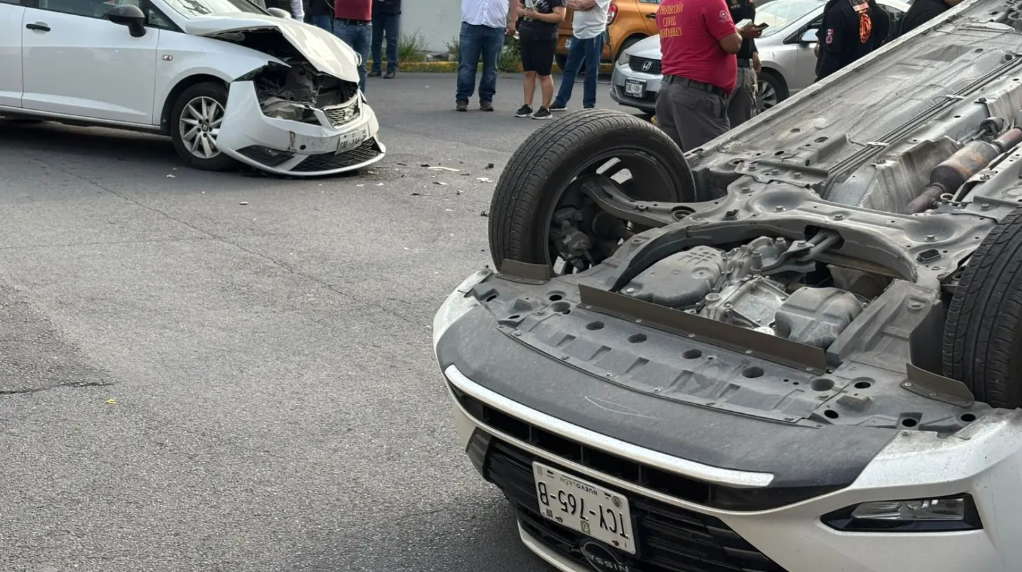 El aparatoso accidente vial se suscitó en el cruce de las calles Ramón Treviño y Julián Villarreal. Foto: Protección Civil de Nuevo León.