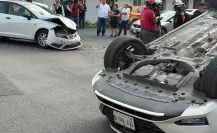Choque y volcadura dejan una mujer herida en Monterrey