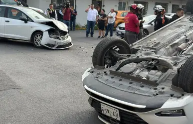 Choque y volcadura dejan una mujer herida en Monterrey