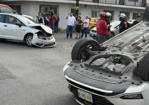 Choque y volcadura dejan una mujer herida en Monterrey