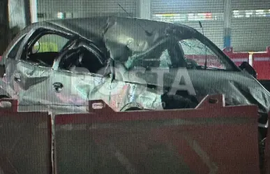 Auto choca contra las obras del metro en Apodaca y deja un herido