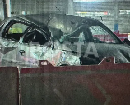 Auto choca contra las obras del metro en Apodaca y deja un herido